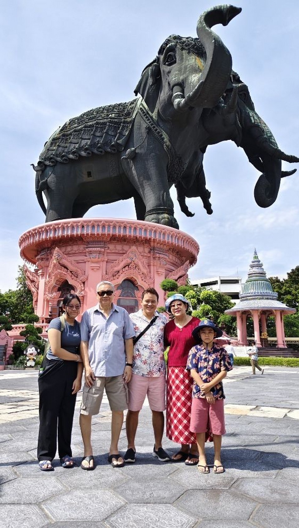 เช่ารถตู้ไปเที่ยวช้างเอราวัณเมืองโบราณ